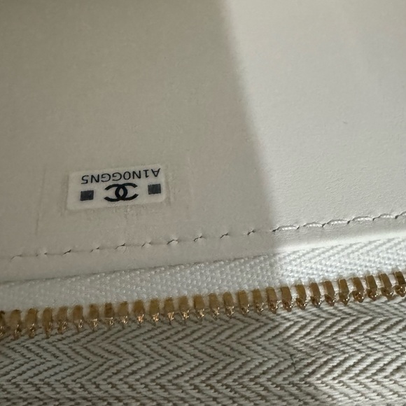 Chanel vanity White Quilted Crossbody Bag with Chain. Come with bag. - Picture 8 of 8